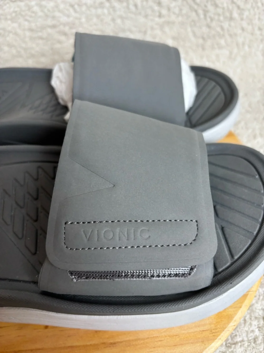 Vionic Beach Sandals Mens 7 Rejuvenate Recovery Adjustable Slides in Vapor Grey